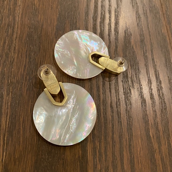 KENDRA SCOTT Mother of Pearl Earrings and Necklace Set - Picture 3 of 5